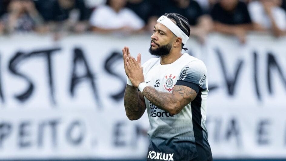 Depay com a camisa do Corinthians