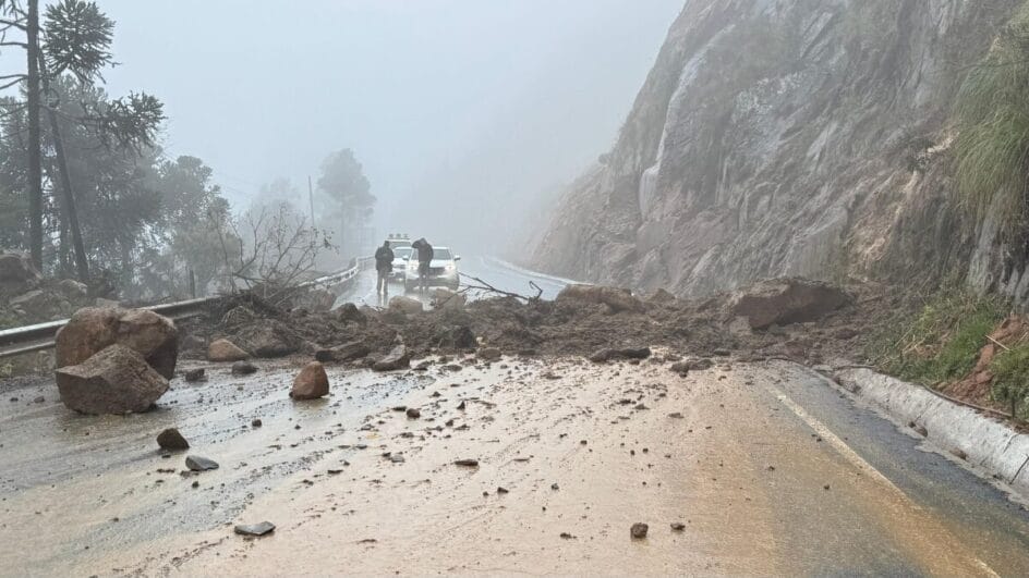 Deslizamento de terra interdita totalmente a Serra de Avencal, na SC-110
