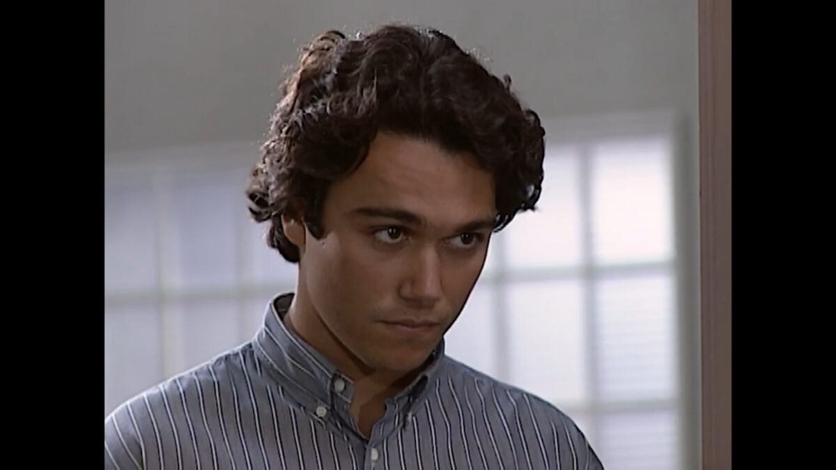 Ele pede para conversar com ela em História de Amor