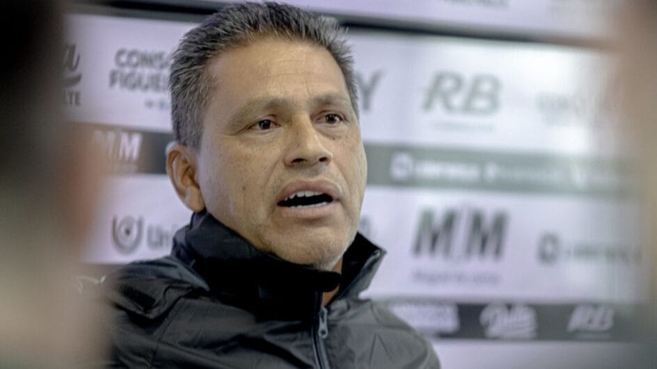 Técnico Elio Sizenando chegou ao Figueirense com a dura missão de salvar o clube de um possível rebaixamento à quarta divisão (Foto: Patrick Floriani, FFC)