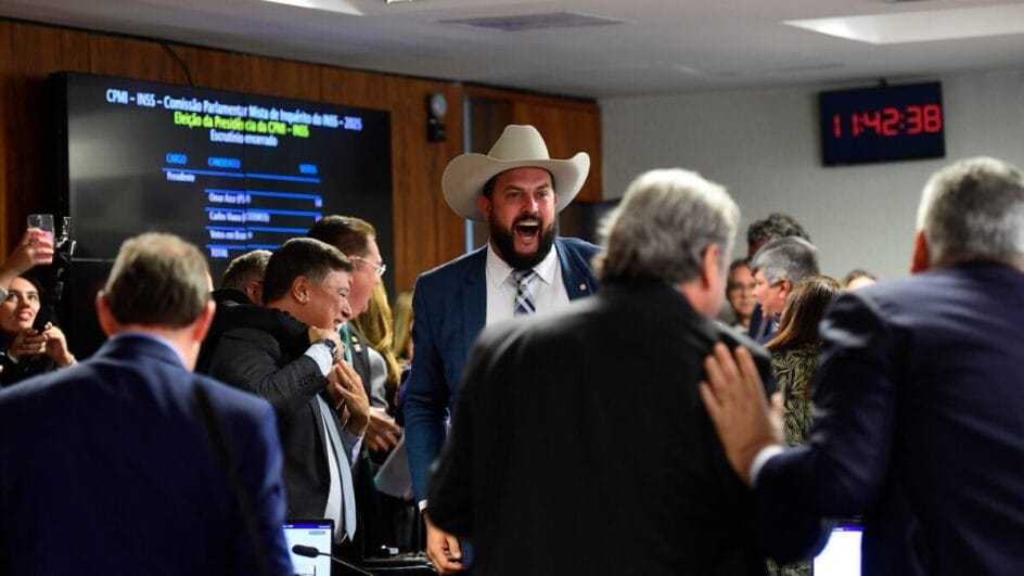 CPMI - INSS - Comissão Parlamentar Mista de Inquérito do INSS - 2025 Comissão Parlamentar Mista de Inquérito do INSS - 2025 (CPMI - INSS) realiza reunião para instalação e eleição da comissão. O objetivo da comissão é investigar fraudes no Instituto Nacional do Seguro Social (INSS), envolvendo descontos irregulares em benefícios de aposentados e pensionistas. A CMPI é formada por senadores e deputados, num total de 32 titulares e igual número de suplentes. Deputado Zé Trovão (PL-SC) em destaque. Foto: Saulo Cruz/Agência Senado