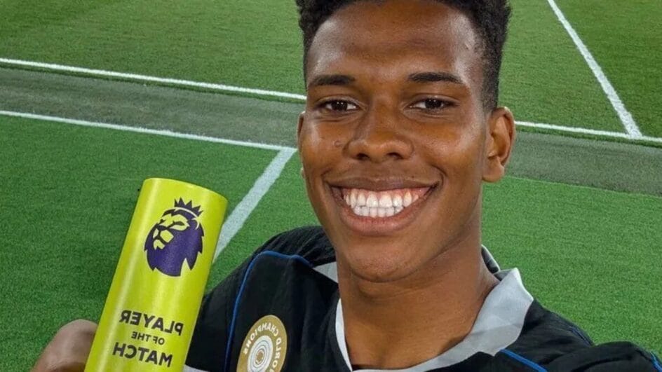 Estêvão com o prêmio de melhor em campo (Foto: Reprodução, X, Chelsea)