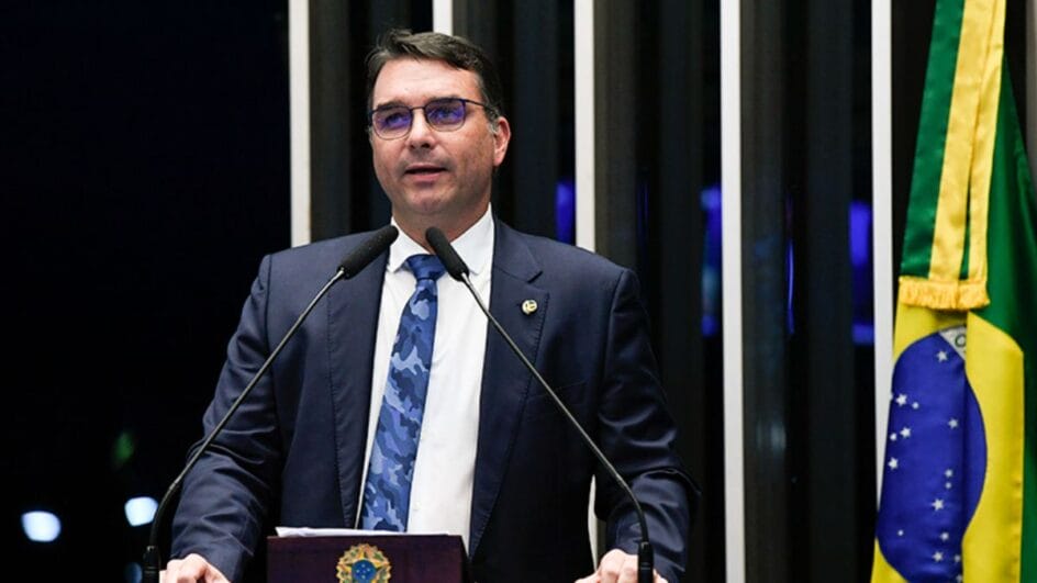 Flávio Bolsonaro falou sobre prisão domiciliar do pai, decretada pelo STF (Foto: Jefferson Rudy, Agência Senado)