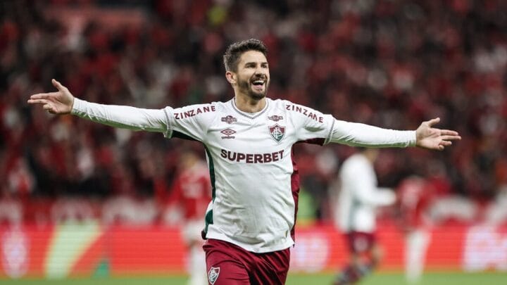 Jogador do Fluminense comemorando gol na Série A 2025