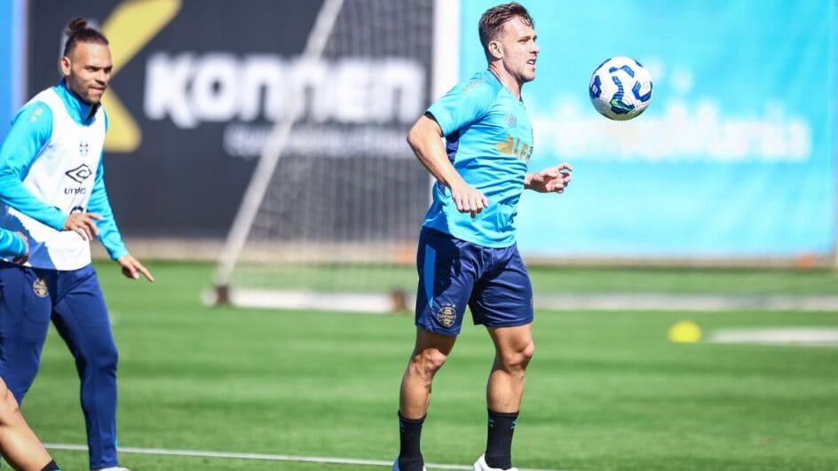 Arthur já treina com os novos companheiros (Foto: Lucas Uebel, Grêmio)