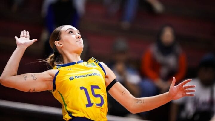 Catarinense Helena Wenk atuando pelo Brasil no Mundial de Vôlei sub-21