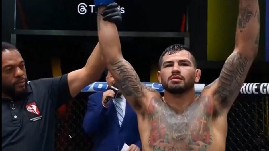 Hernandez dominou Dolidze na luta principal (Foto: Reprodução, X)