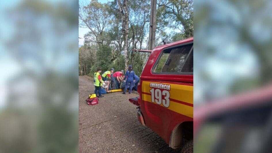 Homem sofre queda de parapente após rajada de vento e é socorrido pelos bombeiros