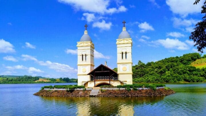 Guardiãs das águas: as torres submersas que mantêm viva a memória de Itá