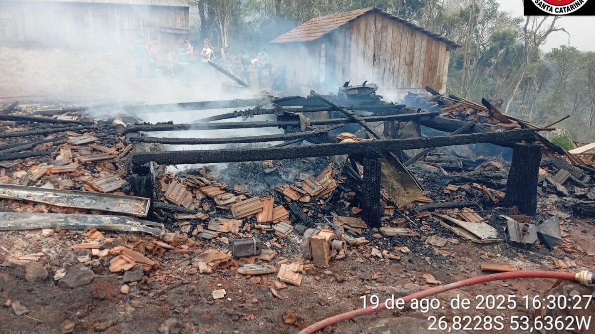Incêndio iniciado em vegetação destrói galpão com maquinários no Oeste de SC