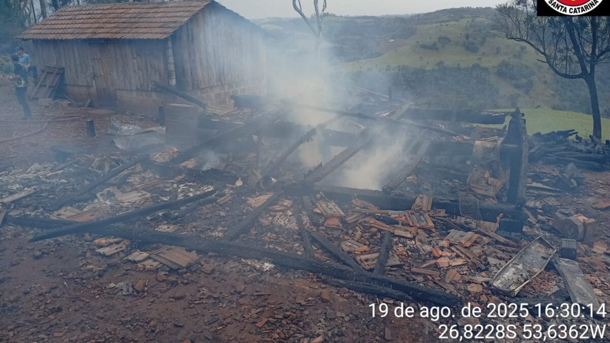 Incêndio iniciado em vegetação destrói galpão com maquinários no Oeste de SC