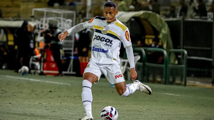 Jogador do Novorizontino em ação pela Série B 2025