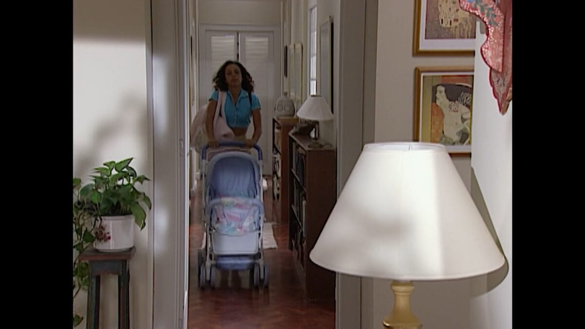 Joyce está se preparando para sair com Alice em História de Amor