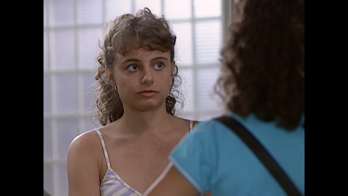 Joyce pede que Lu leve Alice para o apartamento dela enquanto conversa com Caio em História de Amor