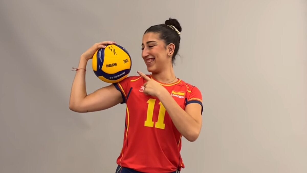 Julia de Paula, nascida no Brasil, vai representar a seleção da Espanha no Mundial de Vôlei Feminino 2025 (Foto: Reprodução, Instagram)