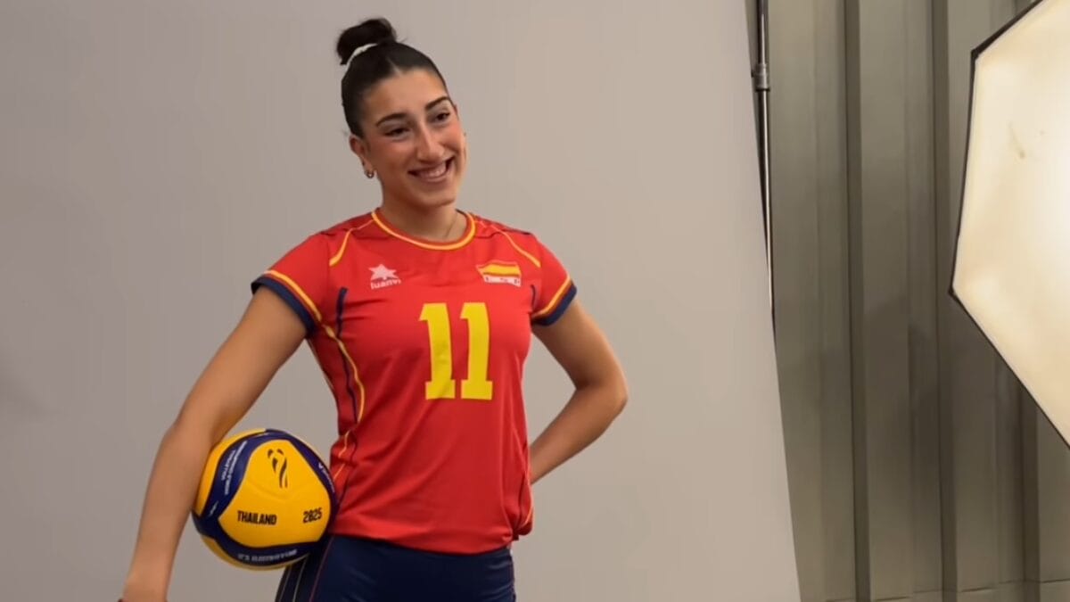 Julia de Paula, nascida no Brasil, vai representar a seleção da Espanha no Mundial de Vôlei Feminino 2025 (Foto: Reprodução, Instagram)
