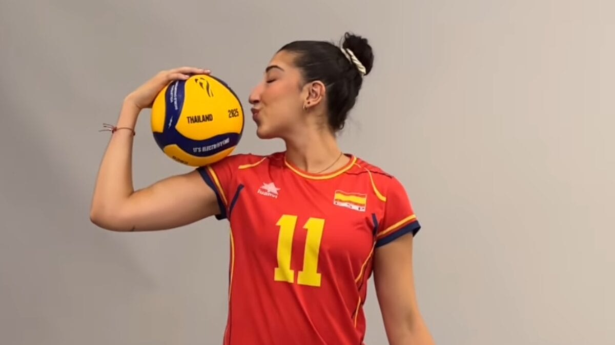 Julia de Paula, nascida no Brasil, vai representar a seleção da Espanha no Mundial de Vôlei Feminino 2025 (Foto: Reprodução, Instagram)