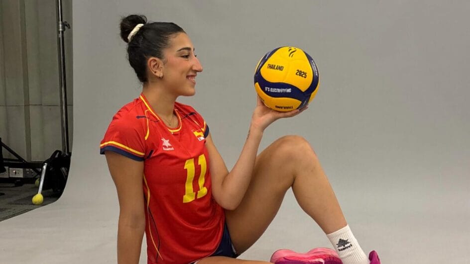 Julia de Paula, nascida no Brasil, vai representar a seleção da Espanha no Mundial de Vôlei Feminino 2025 (Foto: Reprodução, Instagram)