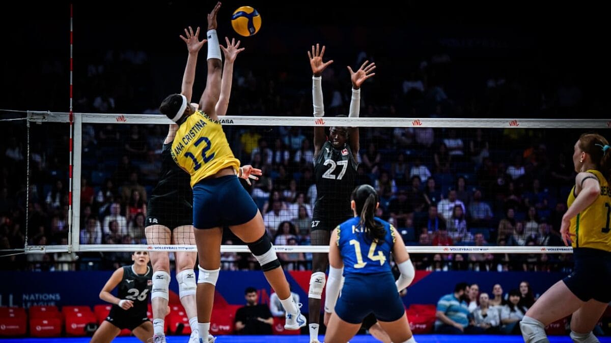 Kika ao lado de Ana Cristina na VNL 2025