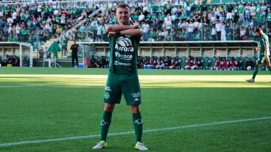 Walter Clar marcou duas vezes na vitória da Chape (Foto: Rafael Bressan, ACF)