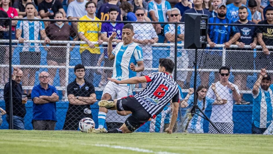 Jogadores do Londrina e Anápolis disputando bola pela Série C 2025