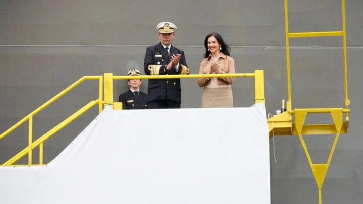 Marinha entregou presente a Lu Alckmin, madrinha da fragata que teve lançamento nesta sexta-feira com presença do vice-presidente (Foto: Cadu Gomes, VPR, Divulgação)