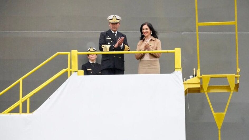 Marinha entregou presente a Lu Alckmin, madrinha da fragata que teve lançamento nesta sexta-feira com presença do vice-presidente (Foto: Cadu Gomes, VPR, Divulgação)