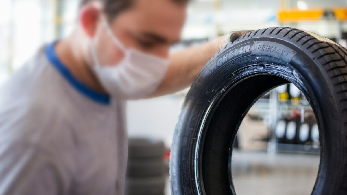 Manter os pneus pretos e com aspecto de novos é um detalhe que transforma a aparência do carro e transmite a sensação de cuidado