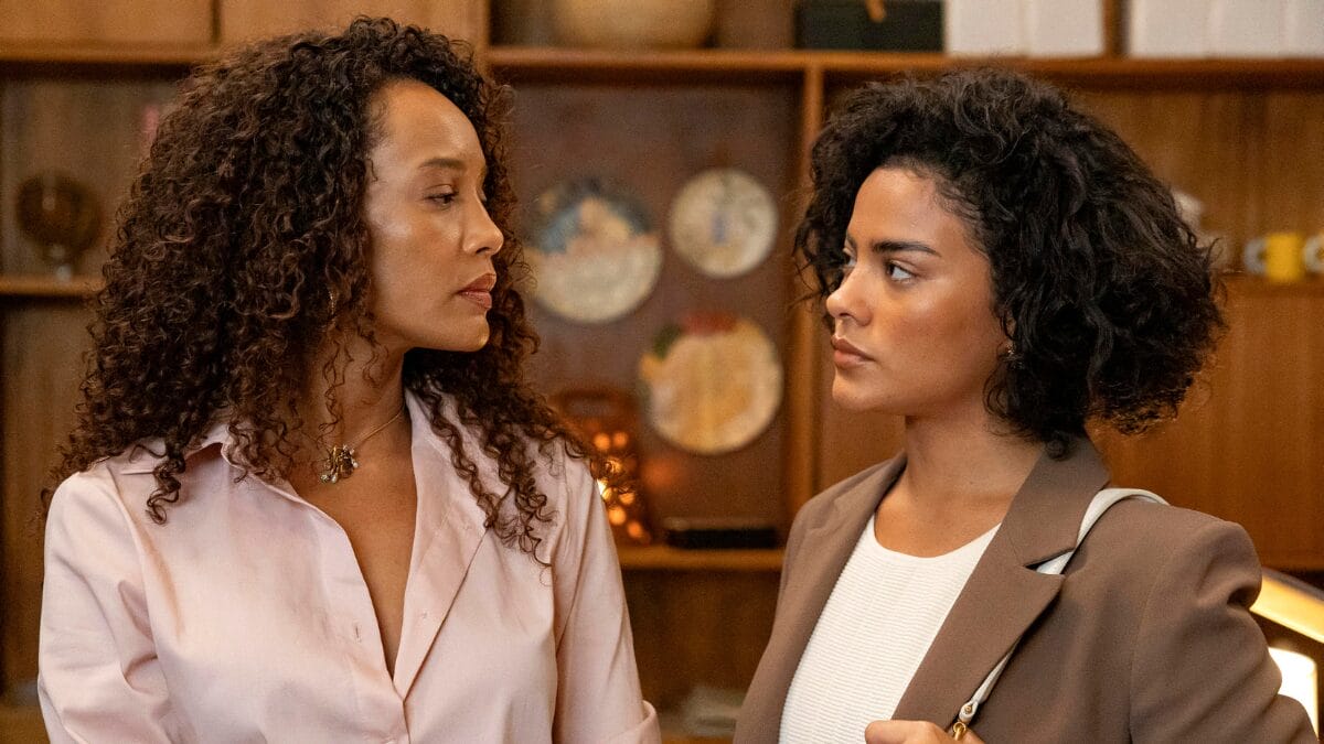 Maria de Fátima revela segredo que deixa Raquel pobre outra vez em Vale Tudo