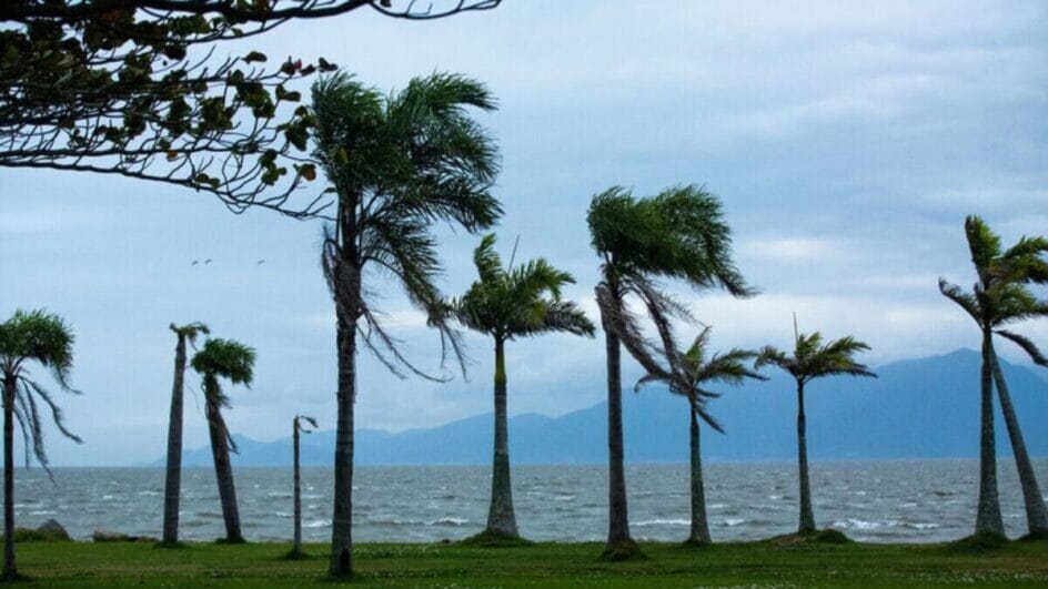Marinha emite alerta de frente fria e ventos intensos de até 90 kmh atingem SC