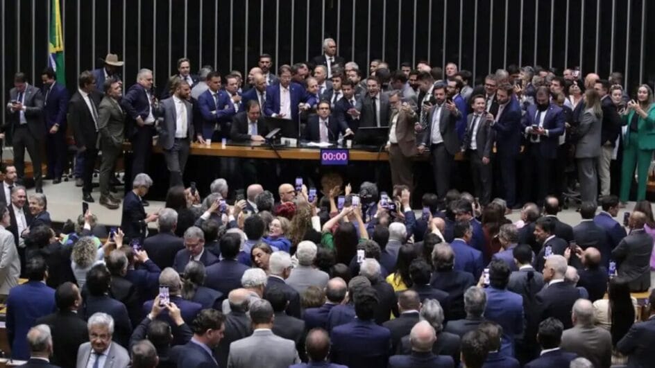 Motta diz que avalia imagens para definir punição a deputados por motim bolsonarista