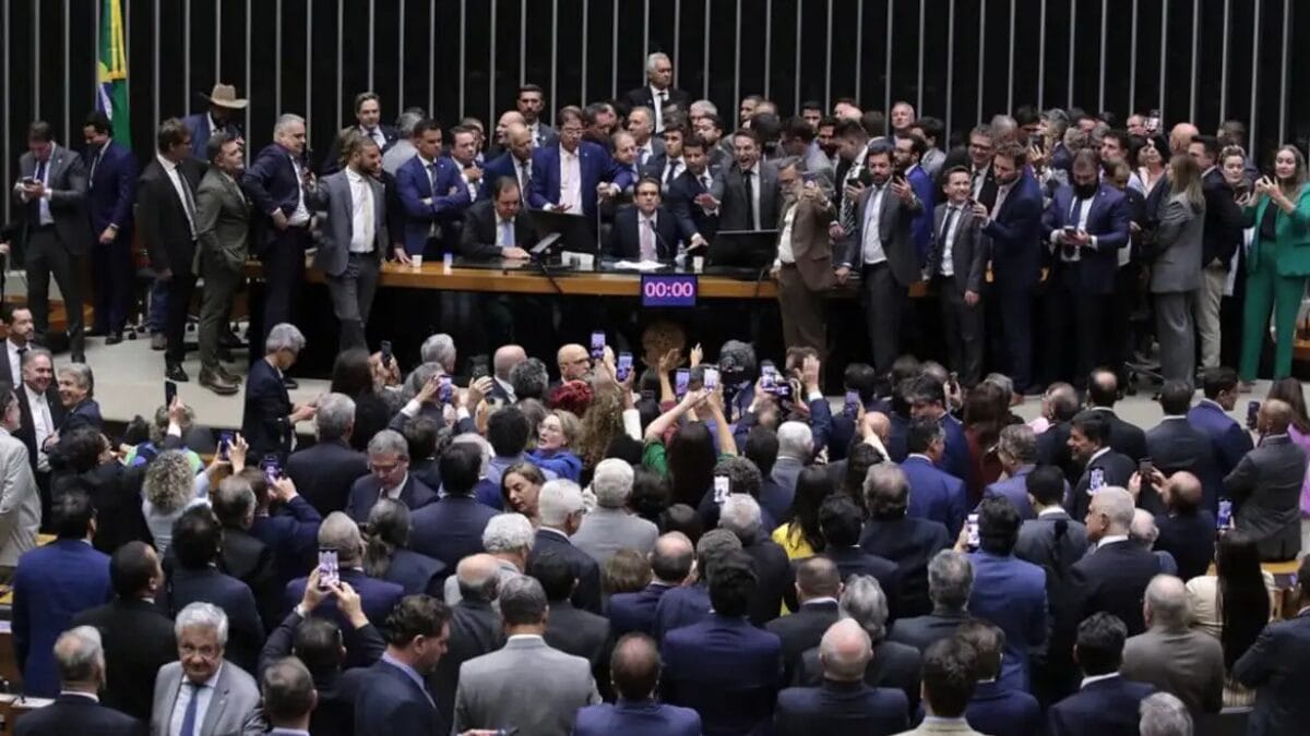 Motta recupera cadeira após confusão no plenário e diz que “democracia não pode ser negociada”