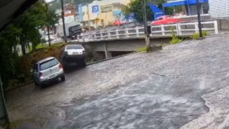 Carro cai em rio em Urussanga
