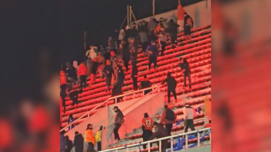 Partida foi suspensa por conta da violência nas arquibancadas (Foto: Redes sociais, Reprodução)