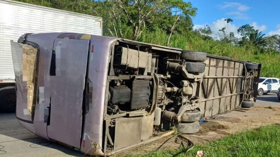 Ônibus com torcedores do Bahia tomba e cerca de dez torcedores ficam feridos (Foto: PRF, Divulgação)