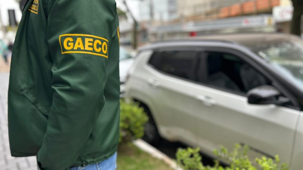 Carros são apreendidos em operação contra grupo investigado por golpe contra idosos em SC