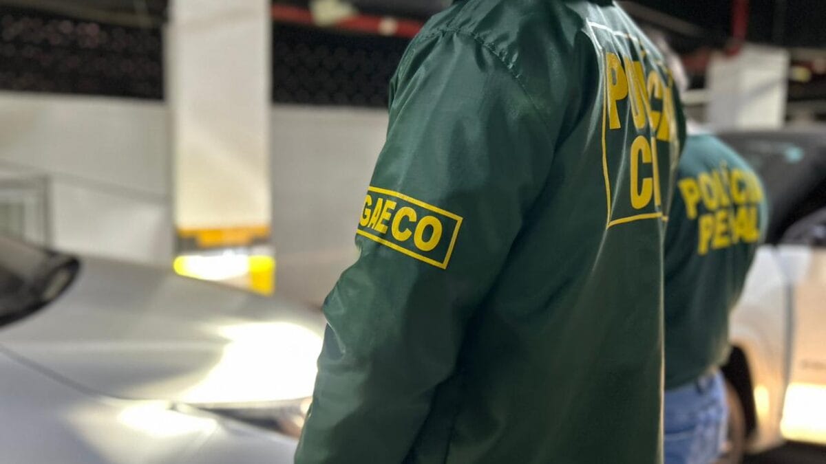 Carros são apreendidos em operação contra grupo investigado por golpe contra idosos em SC