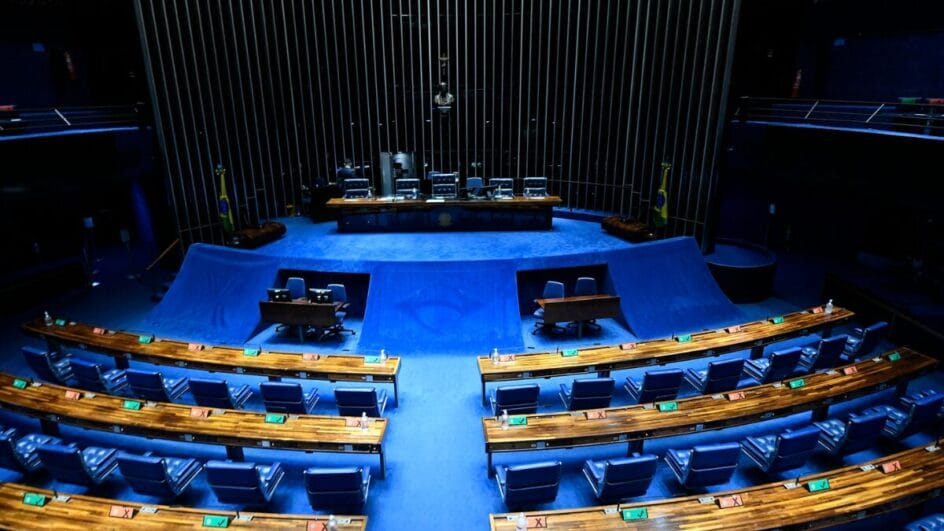 Plenário do Senado Plenário do Senado Federal é o local onde ocorre a reunião de todos os senadores. É a instância máxima de deliberação. Seus trabalhos são dirigidos pela Mesa (Comissão Diretora), que é composta de presidente, dois vice-presidentes, quatro secretários titulares e quatro suplentes. Todos eleitos para mandato de dois anos.