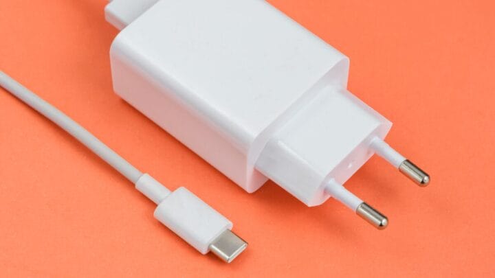 Os Perigos e o Desperdício de Energia de Deixar o Carregador na Tomada