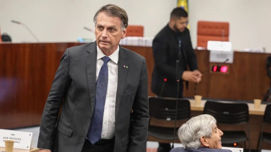 PGR defende que Bolsonaro tenha monitoramento extra para impedir risco de fuga