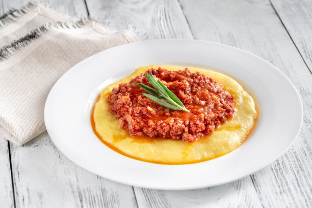 Polenta em prato branco com carne moÃda