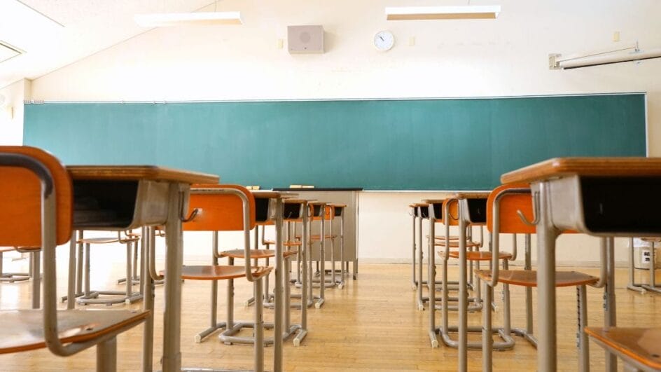 Professor é afastado por mostrar imagem de homem de tanga durante aula em Chapecó