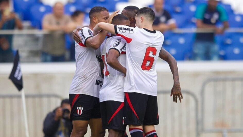 Jogadores do Botafogo-SP comemorando gol pela Série B 2025