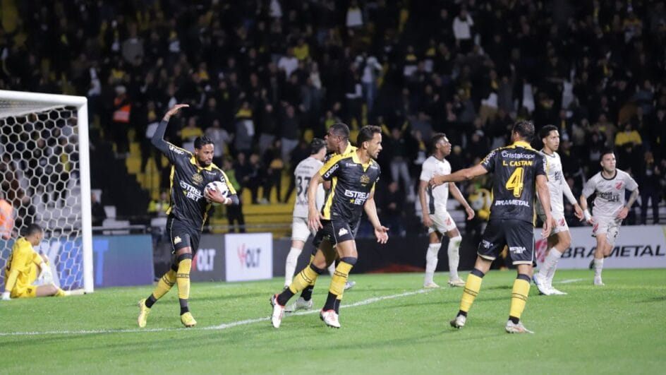 Rodrigo marcou dois gols na virada do Criciúma