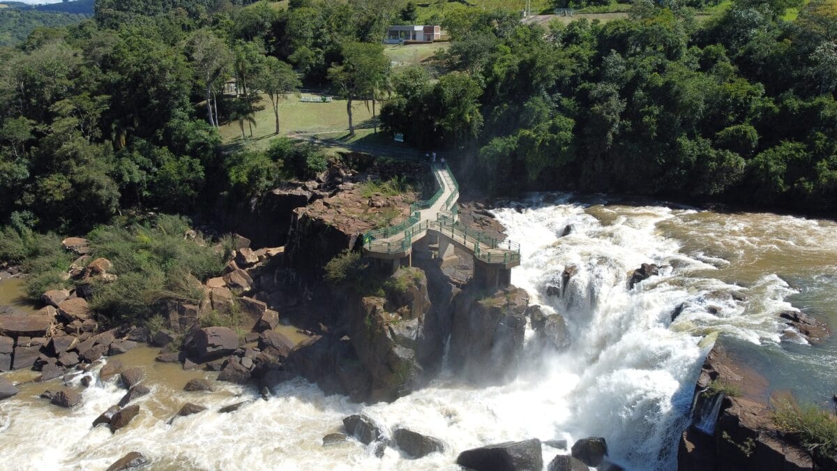 Salto Saudades cataratas em Quilombo
