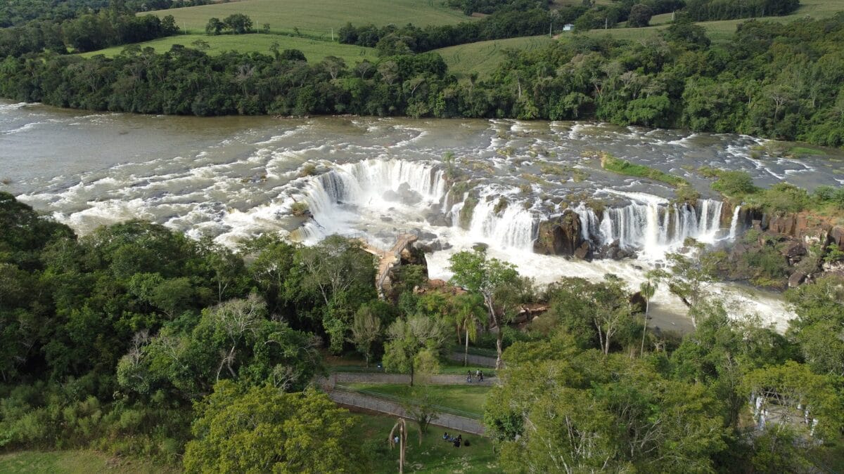 Salto Saudades cataratas em Quilombo