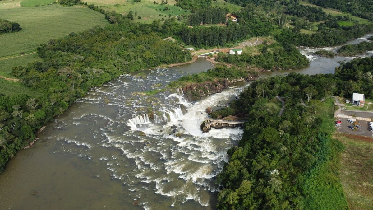 Salto Saudades cataratas em Quilombo