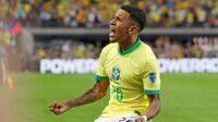 Savinho com a camisa da Seleção Brasileira