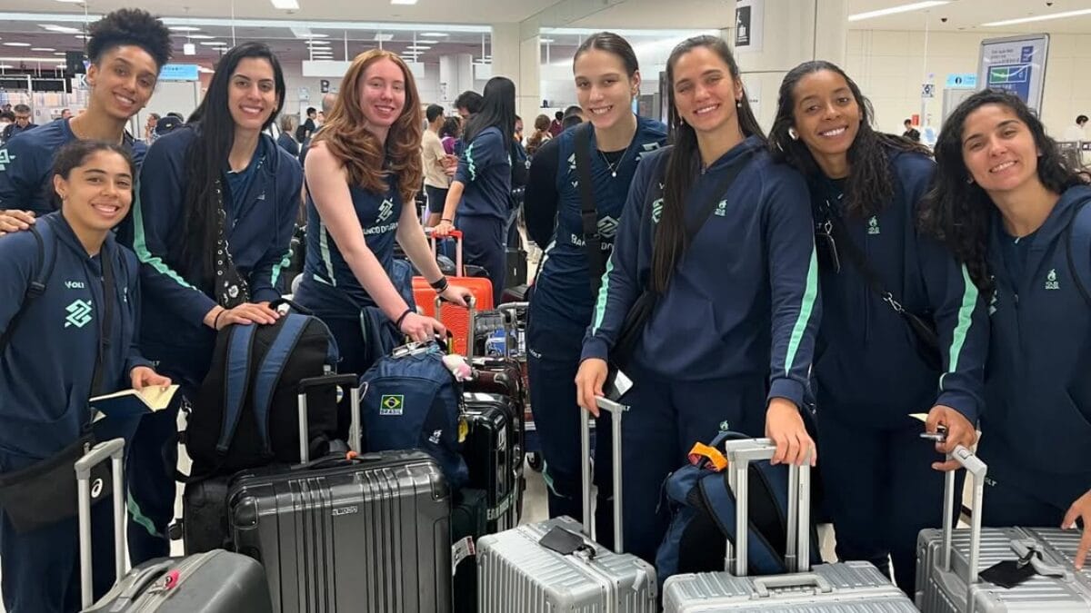 Seleção Brasileira feminina no aeroporto (Foto Reprodução, redes sociais, CBV)