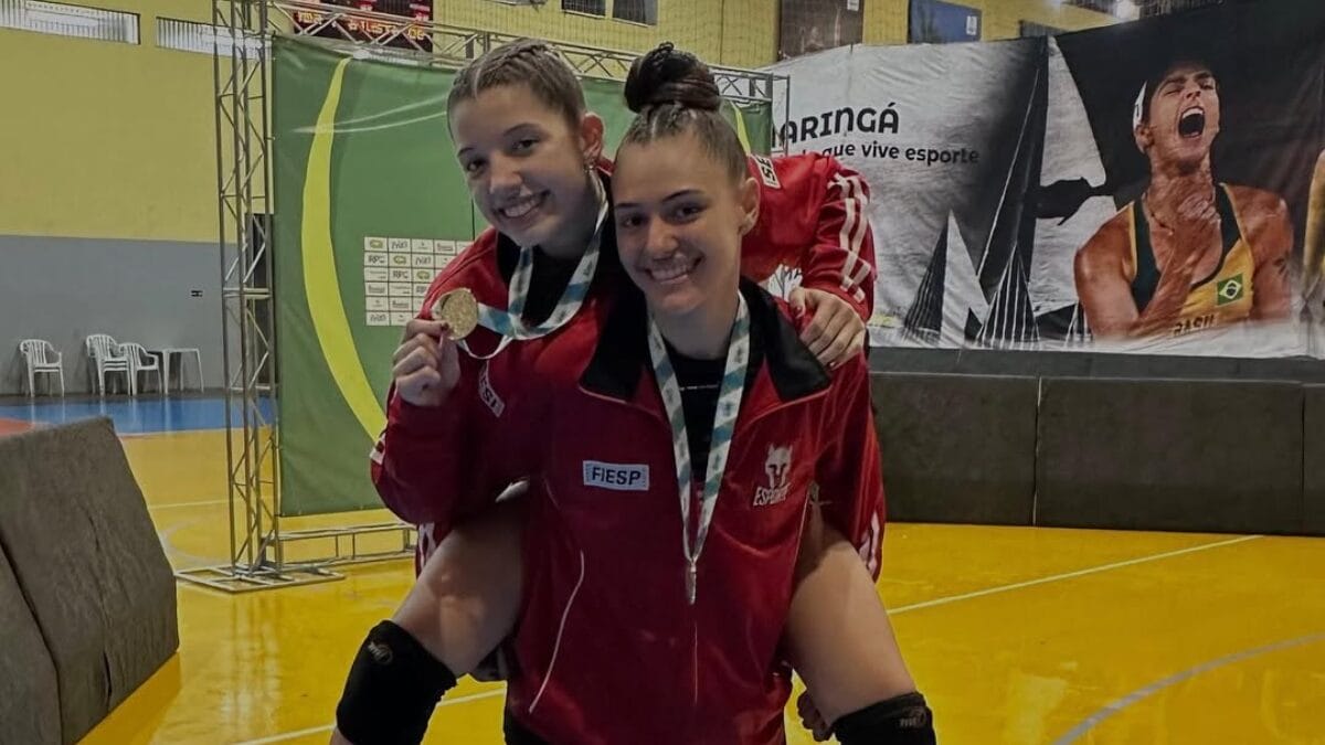 Sofia comemorando medalha pelo atual clube